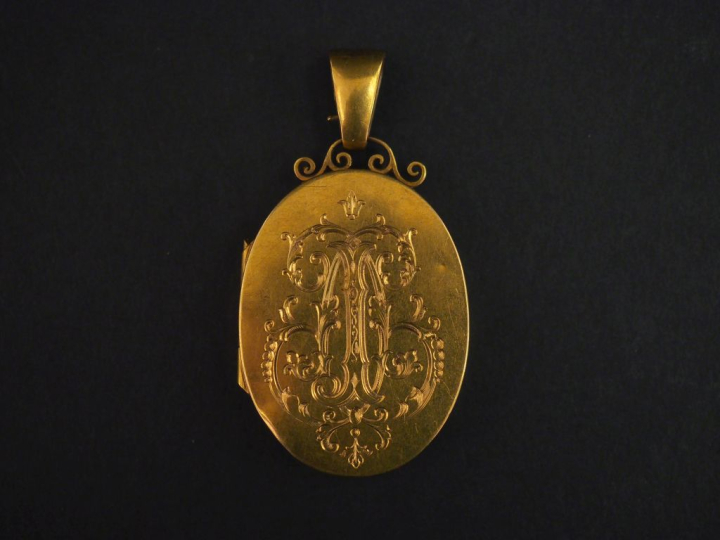 Pendentif porte-photo Napoléon III de forme ovale en or jaune 750, à d