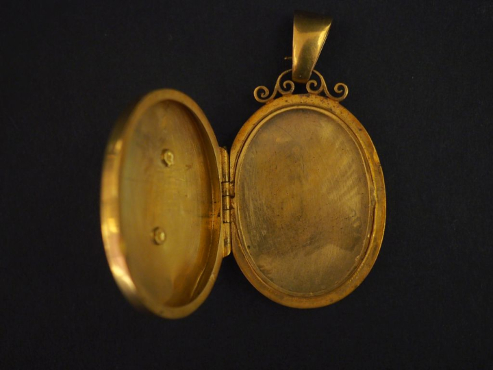 Pendentif porte-photo Napoléon III de forme ovale en or jaune 750, à d