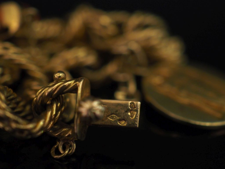Bracelet souple en or jaune 750, maille tressée, agrémentée de quatre 