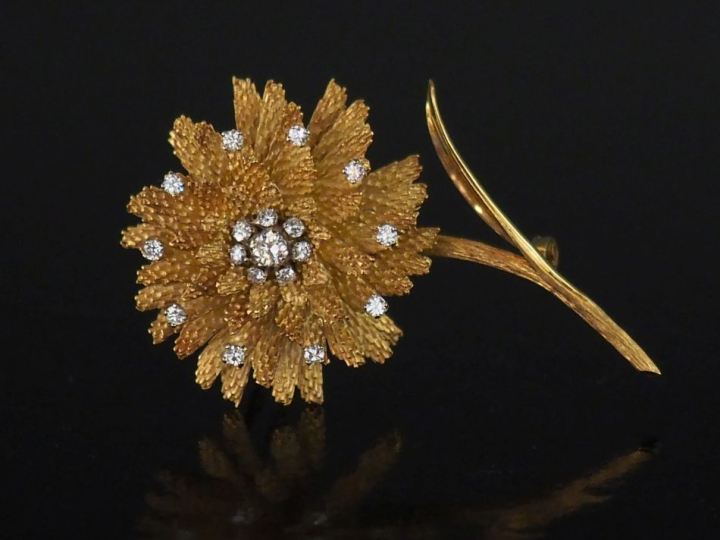 Broche en or jaune 750 en forme de fleur épanouie, sertie de dix-huit 