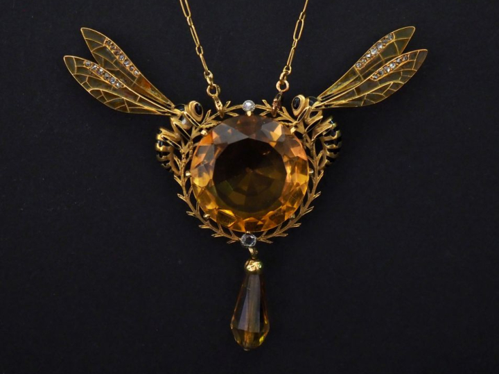 Collier Art Nouveau en or jaune 750, orné en son centre d'un quartz en