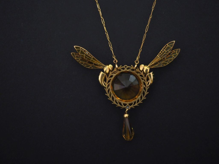 Collier Art Nouveau en or jaune 750, orné en son centre d'un quartz en