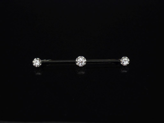 Vente aux enchères Broche barrette en platine 950, sertie en son centre et aux extremités