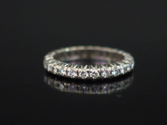 Vente aux enchères Alliance américaine en or blanc 750, sertie de petits diamants.  TDD. 