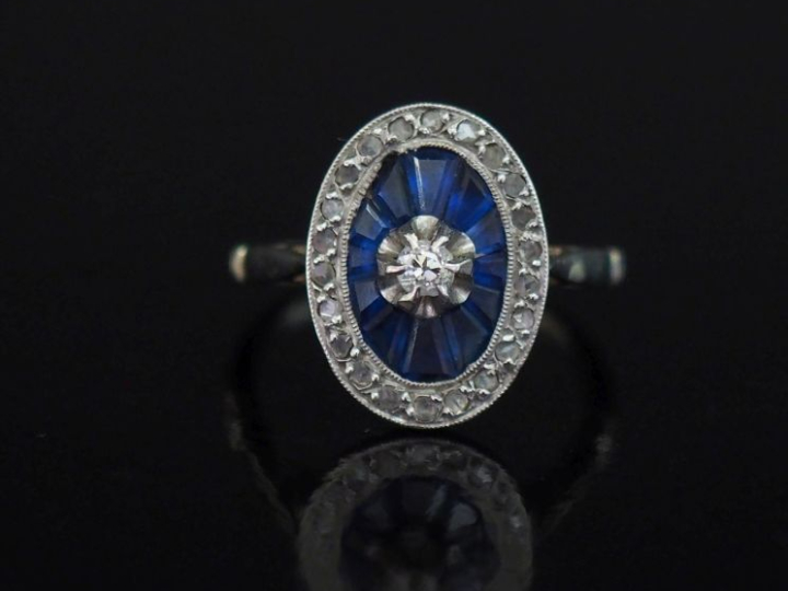 Petite bague de style Art déco en or blanc 750, sertie en son centre d