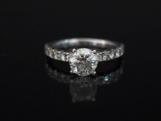 Vente aux enchères Bague en or blanc 585, sertie en son centre d'un diamant de 1,15 ct J-