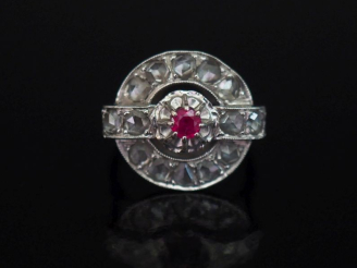 Vente aux enchères Bague de style Art déco en or blanc 750, sertie en son centre d'une pi