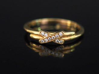 Vente aux enchères CHAUMET,  Bague "Jeux de liens" en or june 750, sertie en son centre d