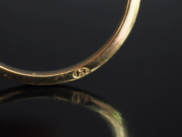 CHAUMET,  Bague "Jeux de liens" en or june 750, sertie en son centre d