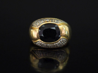 Vente aux enchères Bague tank en or jaune 750, sertie en son centre d'une pierre bleu fon