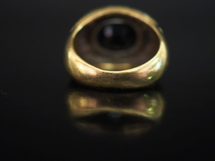 Bague tank en or jaune 750, sertie en son centre d'une pierre bleu fon