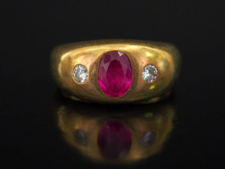Vente aux enchères Bague bandeau en or jaune 750, sertie en son centre d'une pierre rouge