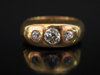 Vente aux enchères Bague en or jaune 750, ornée de trois diamants taille ancienne sertis 