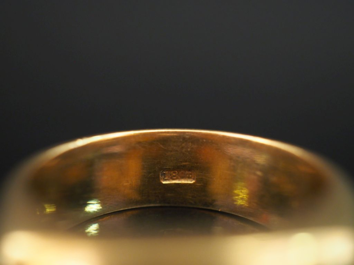Bague en or jaune 750, ornée de trois diamants taille ancienne sertis 