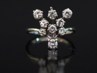 Vente aux enchères Bague en or blanc 750 de forme stylisée, sertie de neuf petits diamant