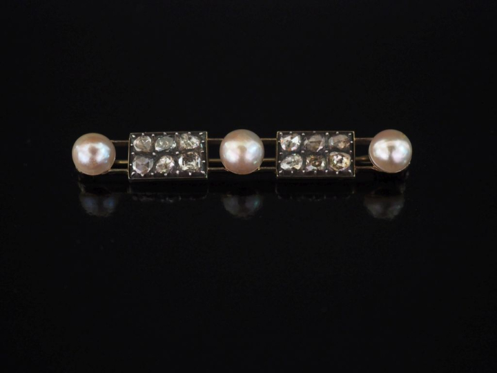 Broche barrette en or blanc 750, sertie de six diamants taillés en ros