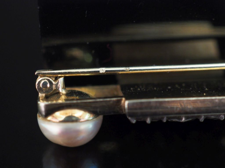 Broche barrette en or blanc 750, sertie de six diamants taillés en ros
