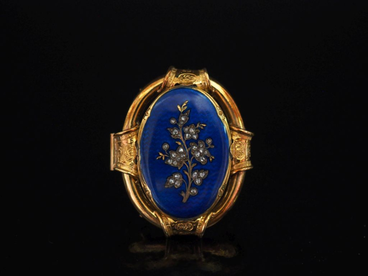 Broche Napoléon III de forme ovale en or jaune 750 et émail bleu, à dé