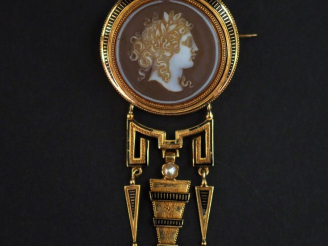 Vente aux enchères Ravissante broche Napoléon III de style Louis XVI en or jaune 750, éma