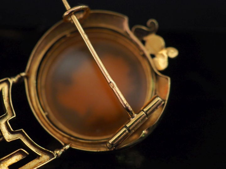 Ravissante broche Napoléon III de style Louis XVI en or jaune 750, éma