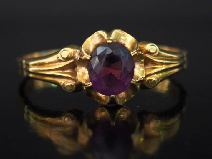 Bracelet Napoléon III rigide en or jaune 750, serti en son centre d'un