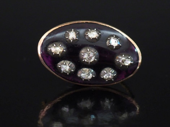 Broche ovale en or jaune 750, pomponne et matière composite violette, 