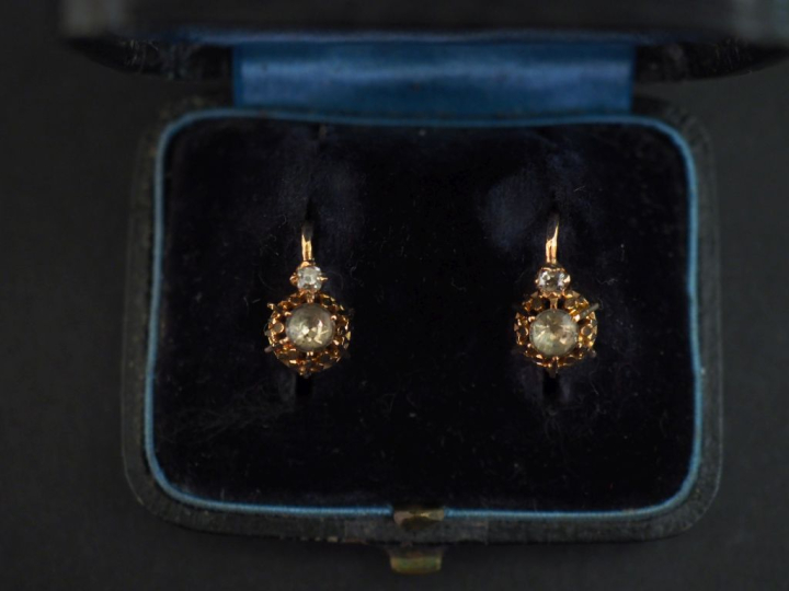 Paire de perces oreilles 1900 en or jaune 750, sertis d'un petit diama