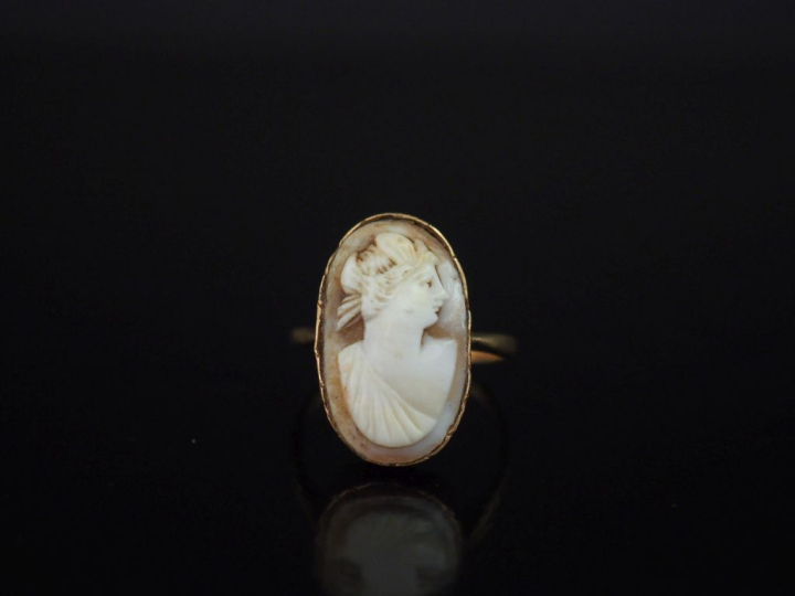 Bague en or jaune 750, sertie en son centre d'un camée ovale figurant 