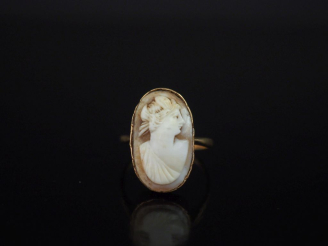 Vente aux enchères Bague en or jaune 750, sertie en son centre d'un camée ovale figurant 