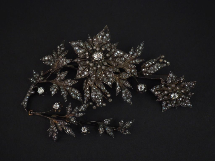 Bijou à transformations comprenant quatre éléments en argent, sertis d