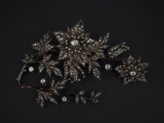 Vente aux enchères Bijou à transformations comprenant quatre éléments en argent, sertis d