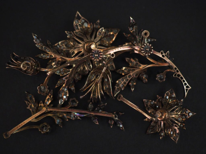 Bijou à transformations comprenant quatre éléments en argent, sertis d