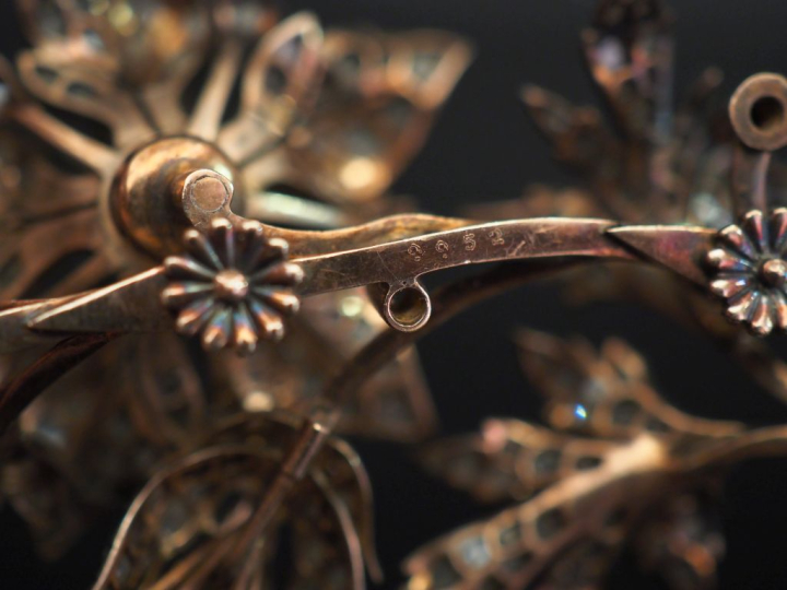 Bijou à transformations comprenant quatre éléments en argent, sertis d