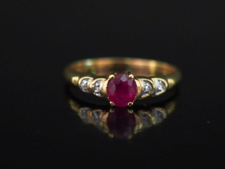 Vente aux enchères Petite bague jonc en or jaune 750, sertie en son centre d'un rubis épa
