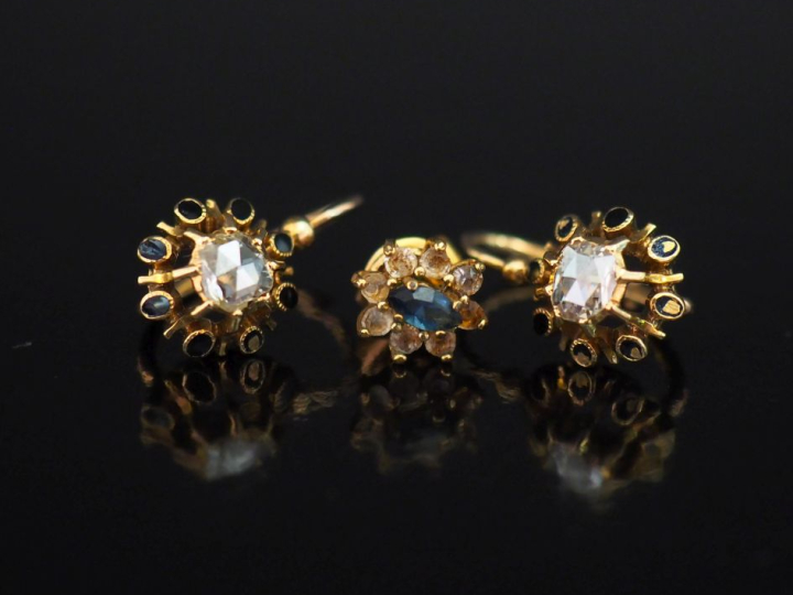 Paire de perces oreilles 1900 en plaqué or ou métal doré et émail noir