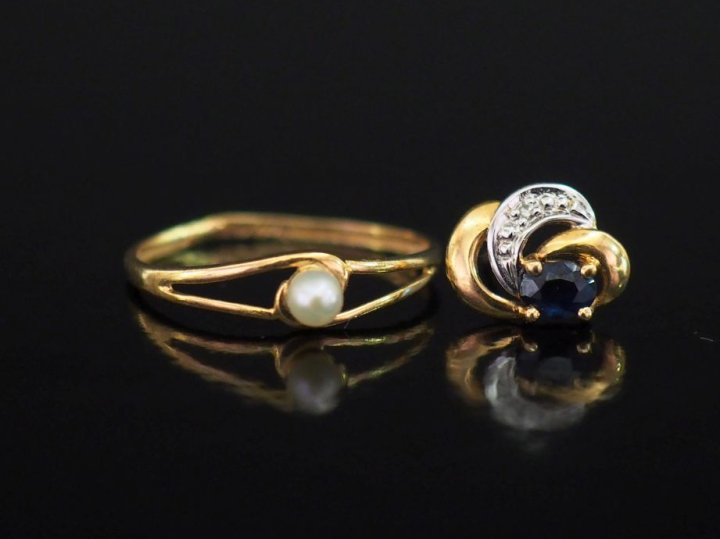 Ensemble comprenant :  - une petite bague ajourée en or jaune 750, ser