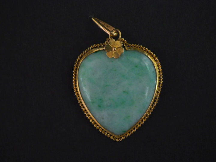 Pendentif en or jaune 14k en forme de cœur, serti en son centre de jad