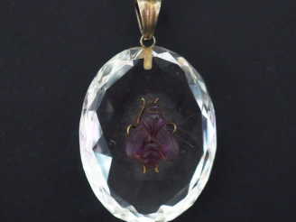 Vente aux enchères Pendentif de forme ovale orné d'une pierre facettée et agrémentée en s