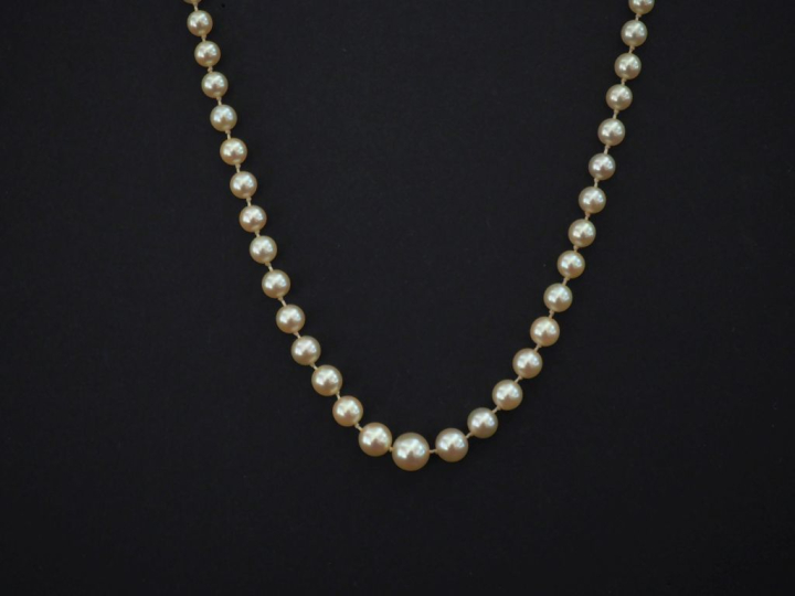 Collier de perles blanches disposées en chute.  Fermoir en argent 925,
