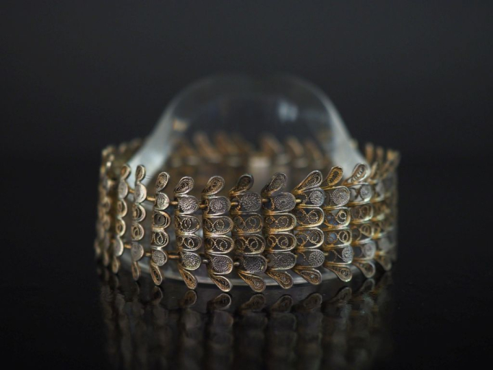 Bracelet articulé en argent 800, à décor filigranés et ajouré.  Chaine