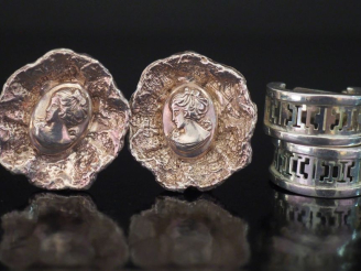 Vente aux enchères Paire de clips d'oreilles en métal argenté ou argent bas titre, à déco