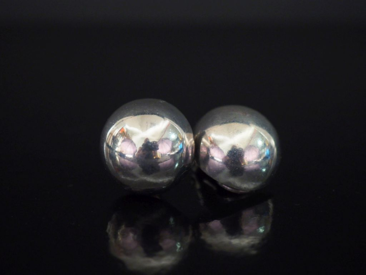 Une paire de clips d'oreille en argent, en forme de demi sphère. Diam.