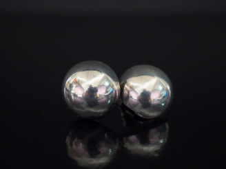 Vente aux enchères Une paire de clips d'oreille en argent, en forme de demi sphère. Diam.