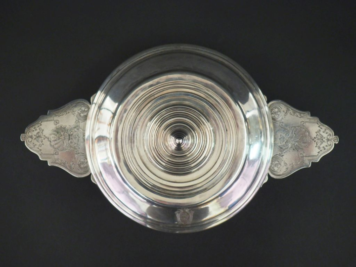 Bouillon à oreilles XVIIIème en argent. Prises, à décor de coquilles, 