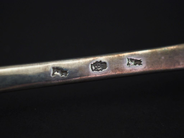 Grande cuillère à ragoût XVIIIème en argent, modèle uniplat.  Long. 31