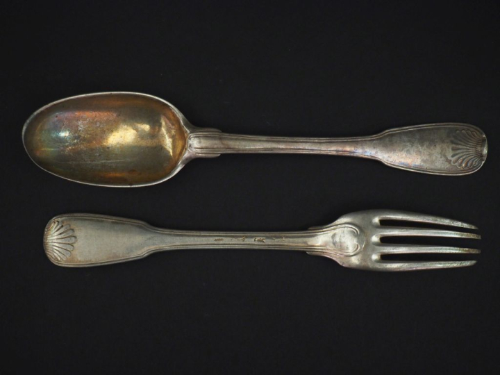 Suite de dix grands couverts XVIIIème en argent, modèle à double coqui