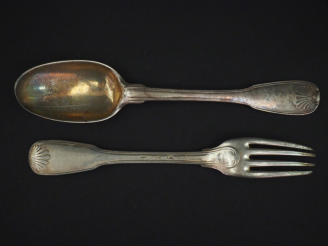 Vente aux enchères Suite de dix grands couverts XVIIIème en argent, modèle à double coqui