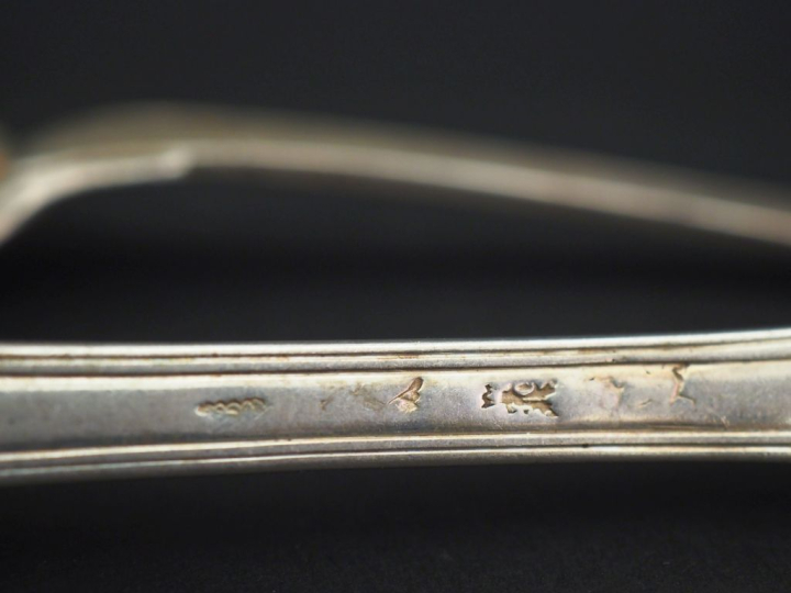 Suite de dix grands couverts XVIIIème en argent, modèle à double coqui