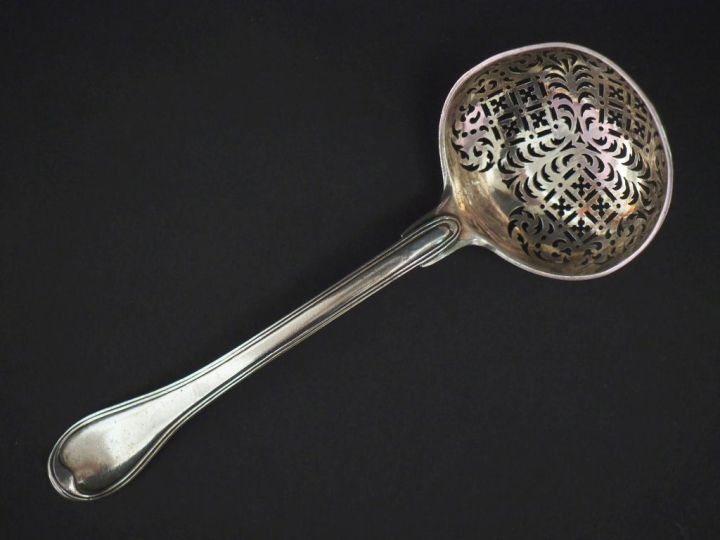 Cuillère à saupoudrer XVIIIème en argent, modèle à filet, à décor d'ar