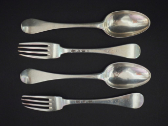 Vente aux enchères Suite de deux grands couverts XVIIIème en argent.  Poids. 357 g   